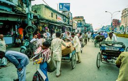 1997;-Asia;-Awnings;-Bale;-Billboard;-Chandni-Chowk;-Commerce;-Crowd;-Cycle-rickshaw;-Cycle-rickshaws;-Daily-life;-Delhi;-Documentary-photography;-Handcart;-India;-Indian-culture;-Kaleidos;-Kaleidos-images;-La-parole-à-limage;-Market;-Moonlight-Square;-New-Delhi;-North-India;-Old-Delhi;-Pedestrians;-Shah-Jahan;-Shahjahanabad;-Shops;-Stories-Pictures;-Street;-Street-commerce;-Street-photography;-Street-scene;-Street-vendor;-Tarek-Charara;-Traffic;-Traffic-jam;-Travel;-Travel-photography;-Urban-life